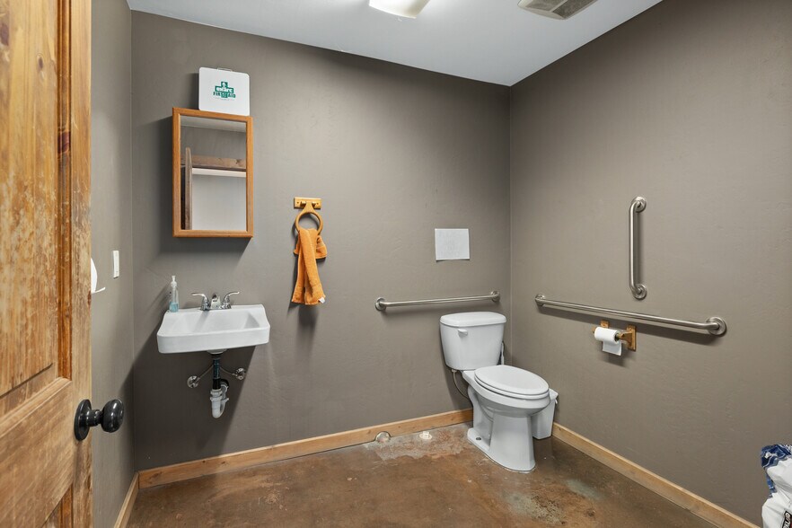 More Photos Of 303 N Wenas St, Ellensburg Service For Lease