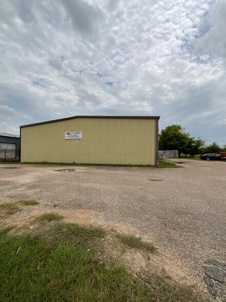 More Photos Of 3201 Texas Ave, La Marque Warehouse For Sale