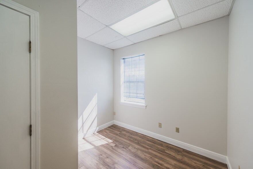 More Photos Of 2002 20th St, Kenner Office For Sale