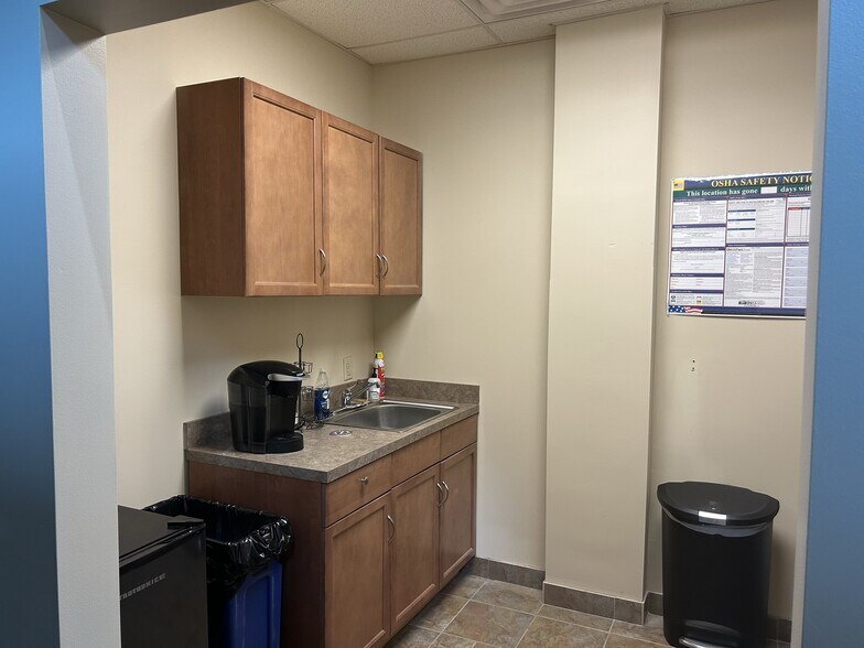 More Photos Of 441 Network Station, Chesapeake Flex For Lease