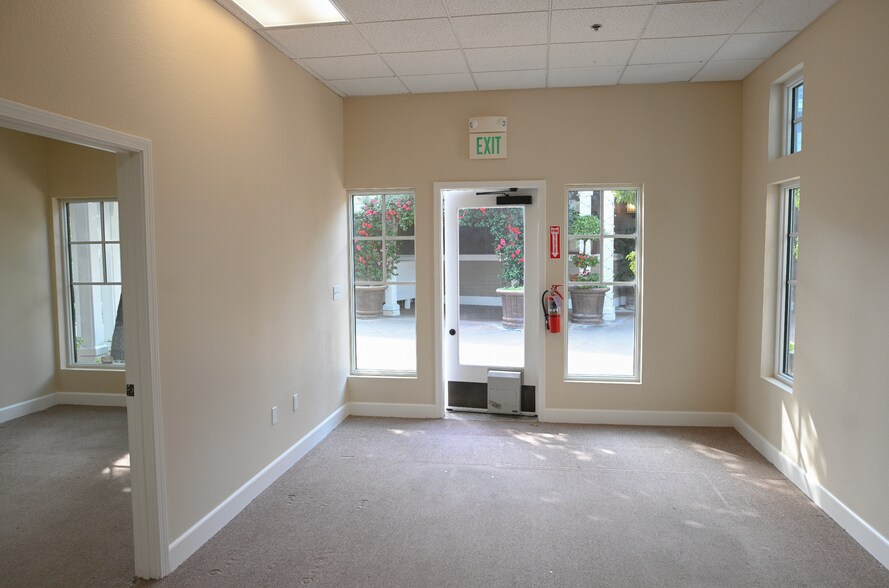 More Photos Of 50 Eagle Rock Way, Brentwood Storefront Retail Office For Lease