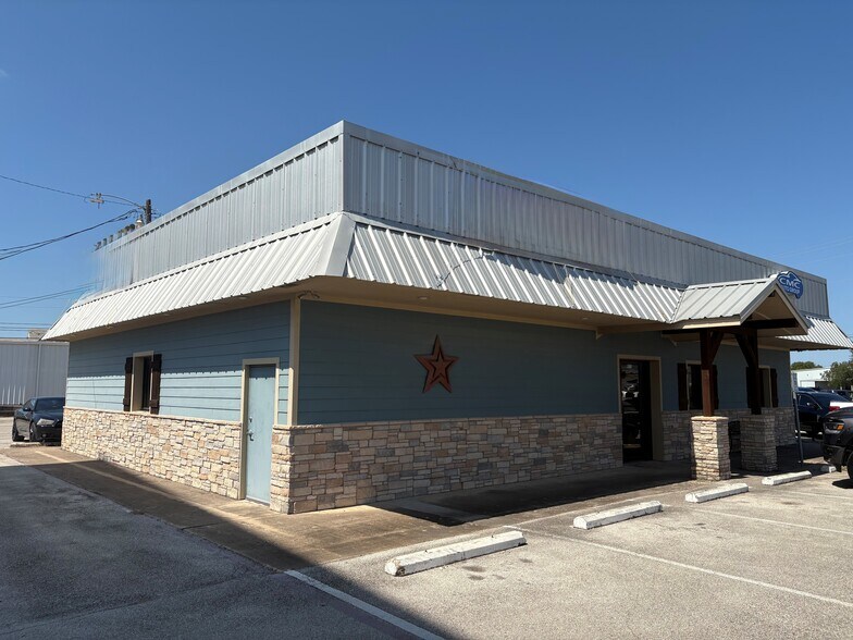 More Photos Of 611 W Tx-340-loop, Woodway Office For Lease