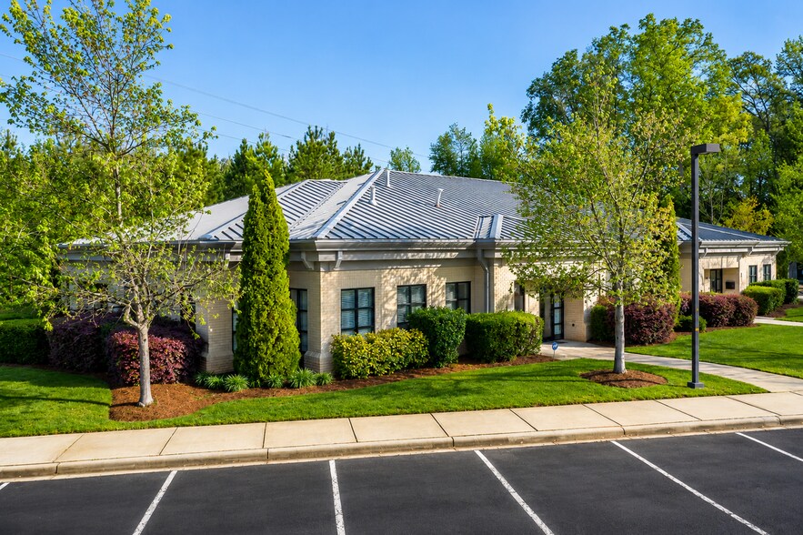 More Photos Of 9723 Northcross Center Ct, Huntersville Office For Lease
