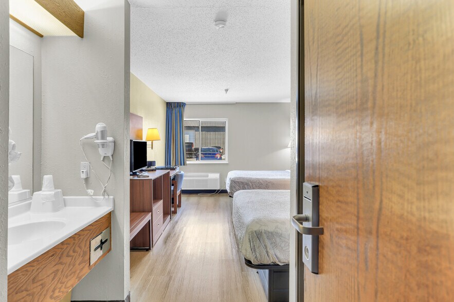 More Photos Of 630 W Main St, El Paso Hotel For Sale