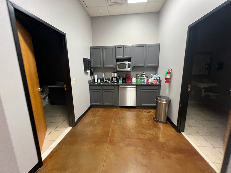 More Photos Of 900-902 SE 5th St, Bentonville Office For Lease