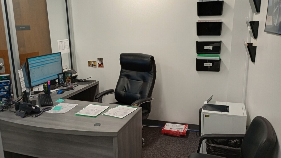 More Photos Of 520 W Kimberly Rd, Davenport Auto Dealership For Lease