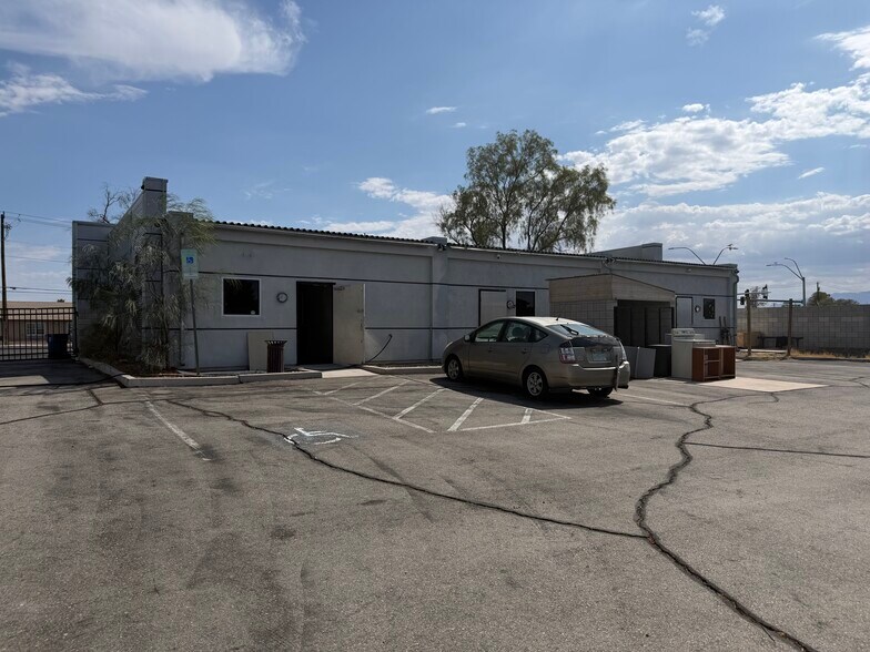 More Photos Of 3036 E Russell Rd, Las Vegas Office For Sale