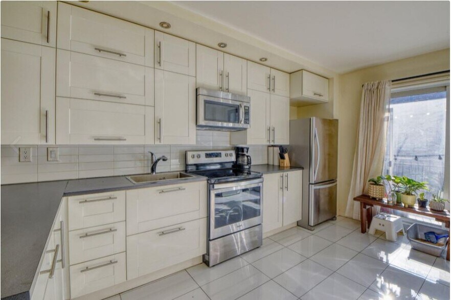 More Photos Of 2510-2518 Rue Sheppard, Montréal Apartments For Sale