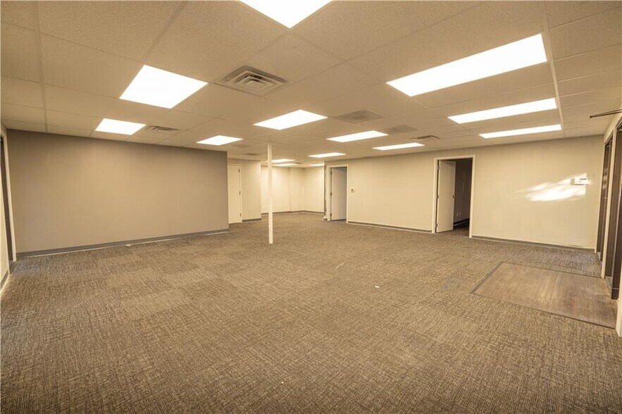 More Photos Of 4216 S Hocker Dr, Independence Office For Sale