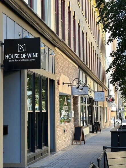 More Photos Of 53 Monroe Center St NW, Grand Rapids Storefront Retail Residential For Lease