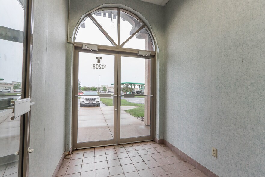 More Photos Of 10208 Park Plz, Rothschild Office For Lease