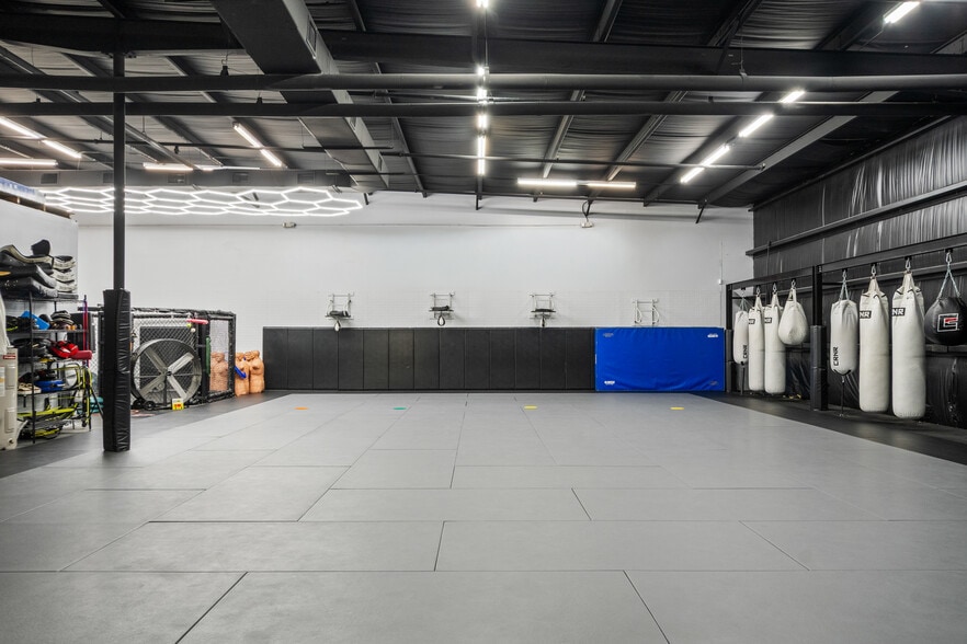 More Photos Of 300 Countyline Ct, Oakland Light Manufacturing For Lease