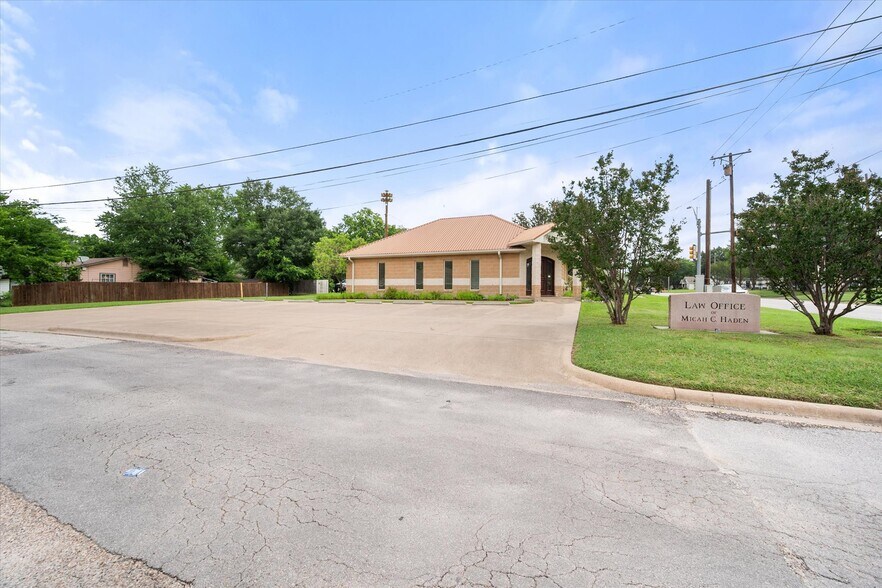 More Photos Of 2220 W 2nd Ave, Corsicana Office For Sale