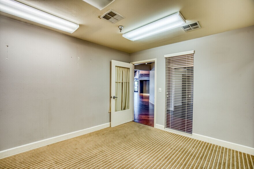 More Photos Of 7075 N West Ave, Fresno Freestanding For Lease