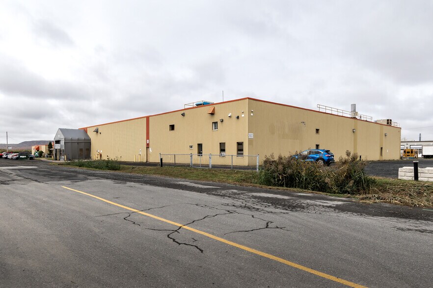 More Photos Of 2620 Rue Bernard-Pilon, St-Mathieu-de-Beloeil Manufacturing For Sale