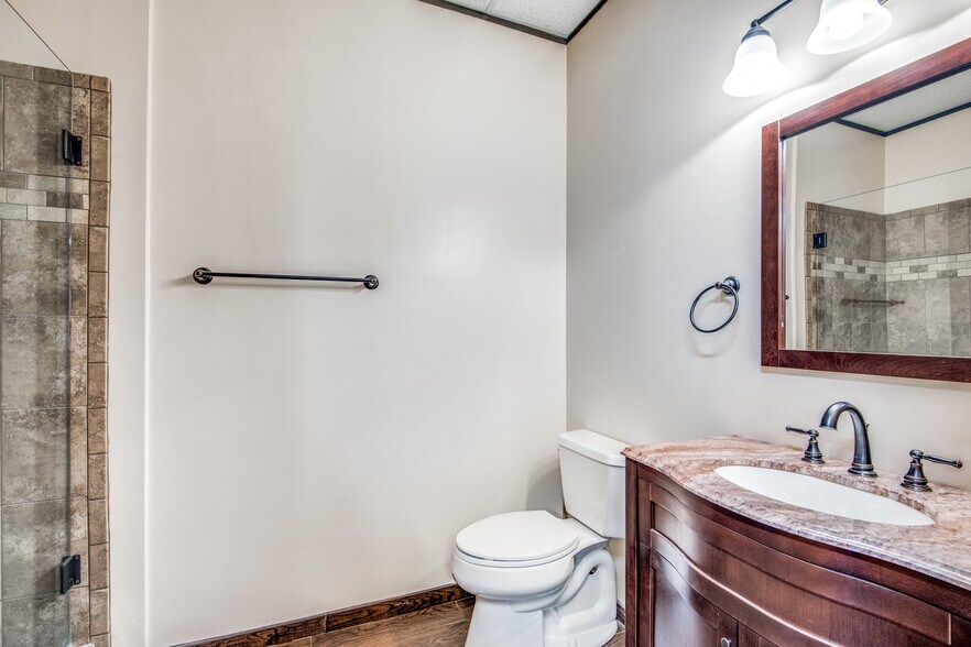 More Photos Of 1408 Vinylex Dr, Carrollton Distribution For Sale