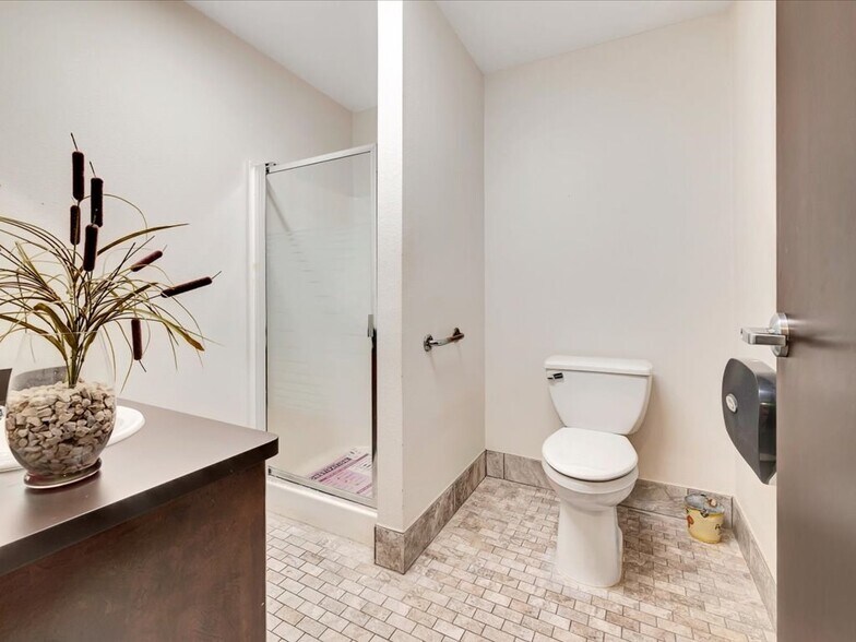 More Photos Of 1702 E Denman Ave, Lufkin Medical For Lease