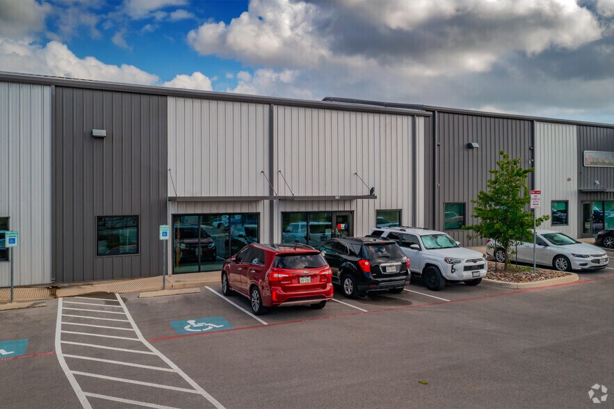 More Photos Of 15814 University Oak, San Antonio Showroom For Lease