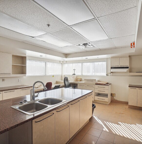 More Photos Of 1020 Boul Michèle-Bohec, Blainville Food Processing For Lease
