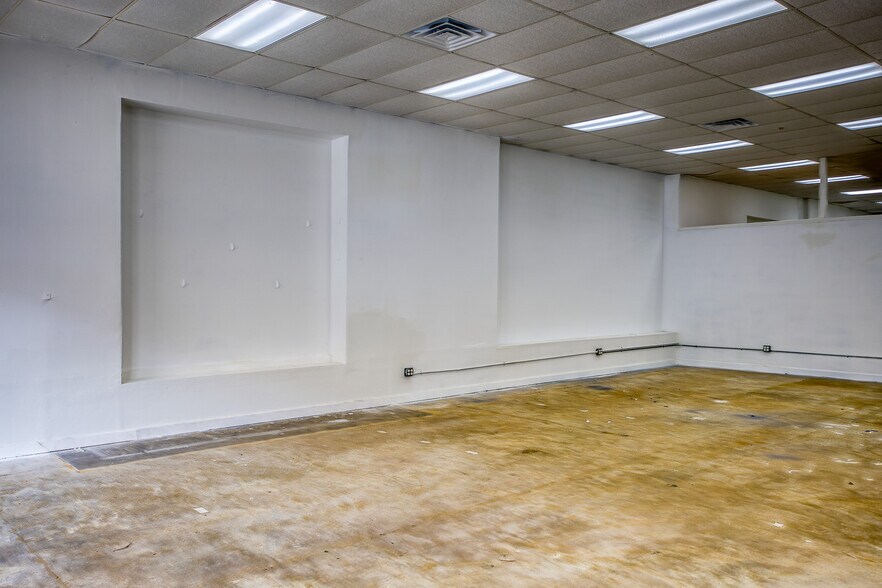 More Photos Of 307 E Goliad Ave, Crockett Storefront For Sale