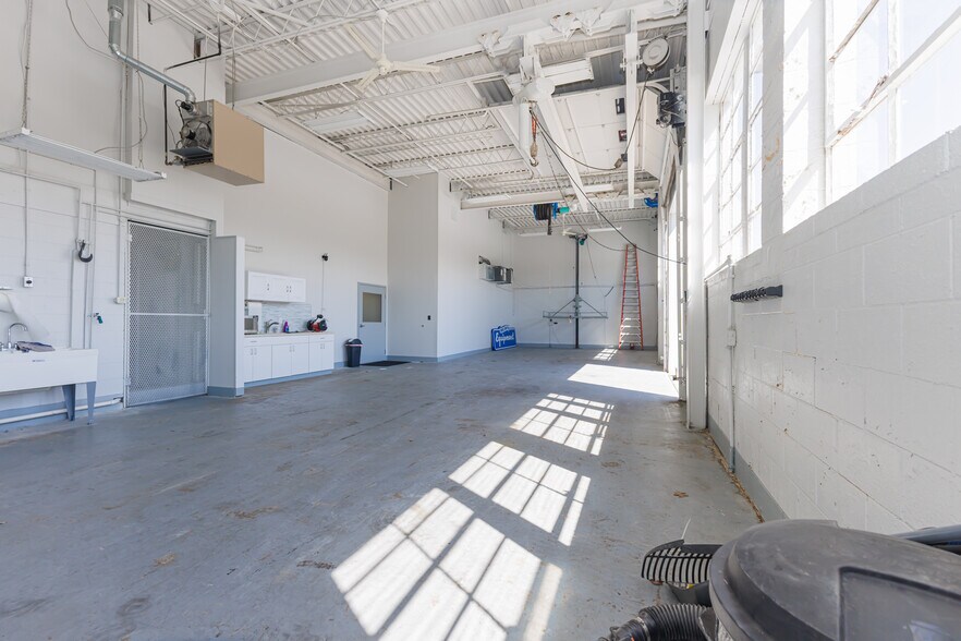 More Photos Of 5513 N Oxford St, Indianapolis Showroom For Lease