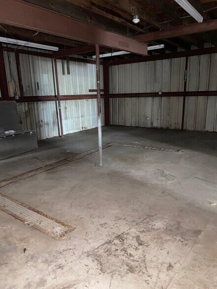 More Photos Of 1310 N ML King Jr Pky, Beaumont Light Manufacturing For Sale