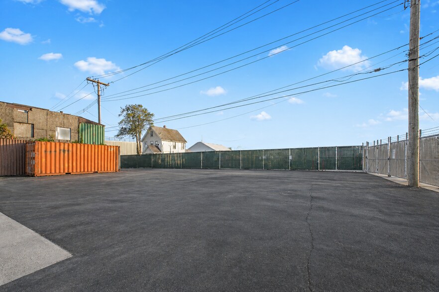 More Photos Of 436 Spencer St, Staten Island Warehouse For Lease