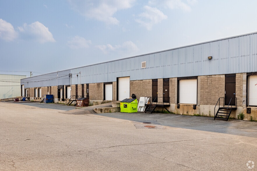 More Photos Of 956-974 Rue Bergar, Laval Warehouse For Lease
