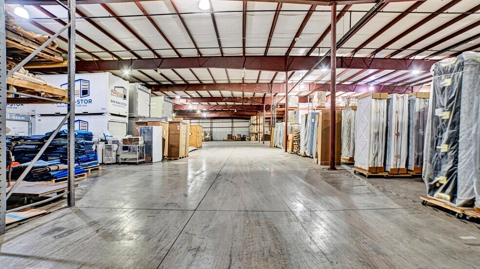More Photos Of 961 N Main St, Mansfield Warehouse For Lease