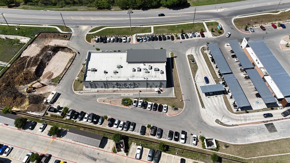 More Photos Of 635 University Blvd, Round Rock Storefront For Sale