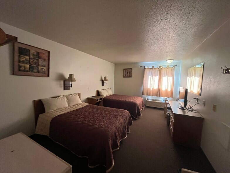 More Photos Of 913 4th St SW, Stanley Hotel For Lease