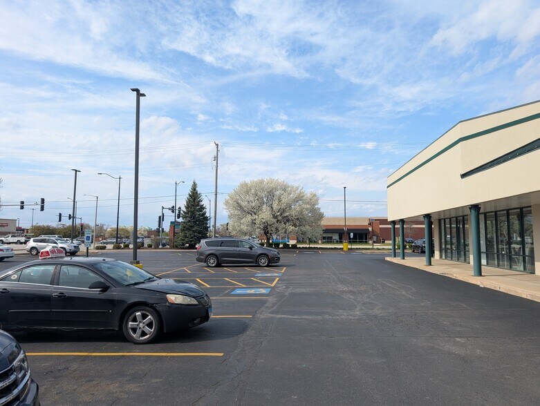 More Photos Of 852 Sharp Dr, Shorewood Unknown For Lease