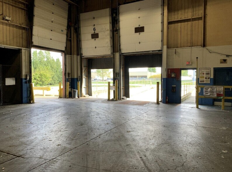 More Photos Of 1130 Wellington St, Chatham-Kent Distribution For Lease