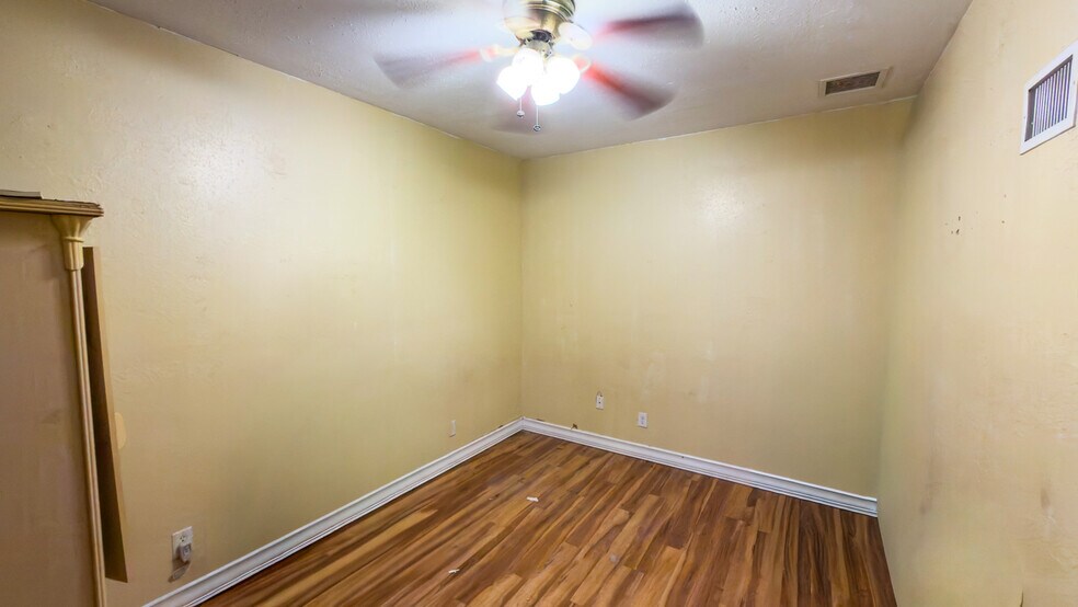 More Photos Of 2604 NE 19th Dr, Gainesville Manufacturing For Sale