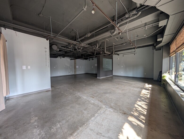 More Photos Of 205 16th St, West Vancouver General Retail For Lease