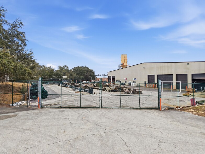 More Photos Of 263-271 Southridge Industrial Dr, Tavares Warehouse For Lease