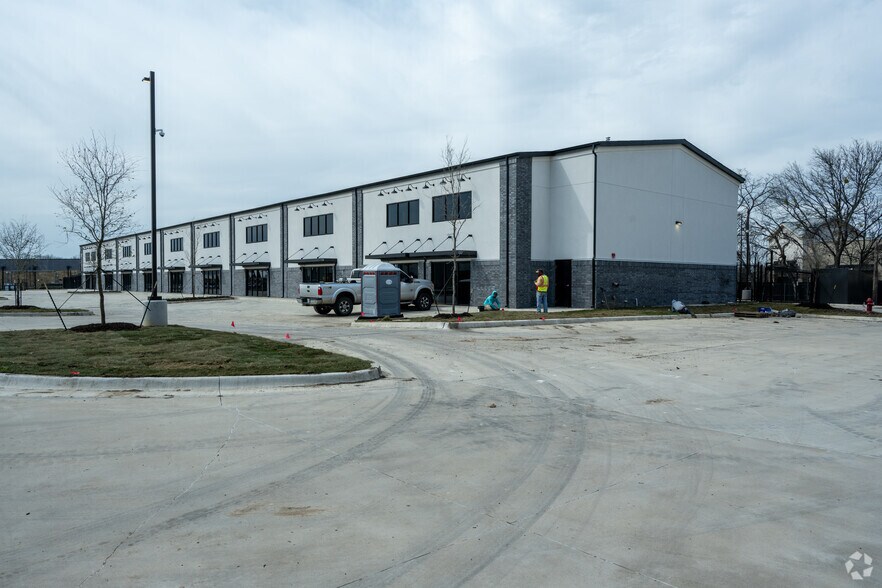 More Photos Of 120 Country View Dr, Roanoke Flex For Lease