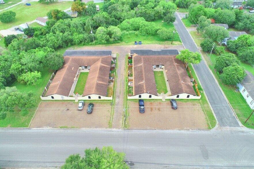 More Photos Of 402 S Tyler St, Beeville Apartments For Sale