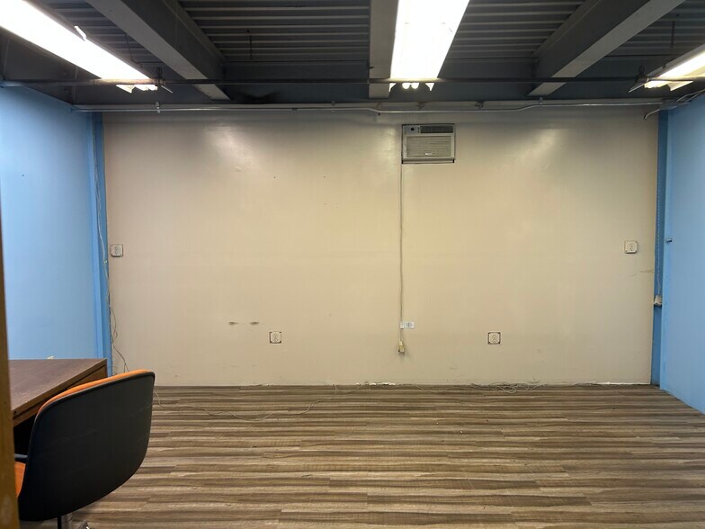 More Photos Of 20 N Front St, Bally Distribution For Sale