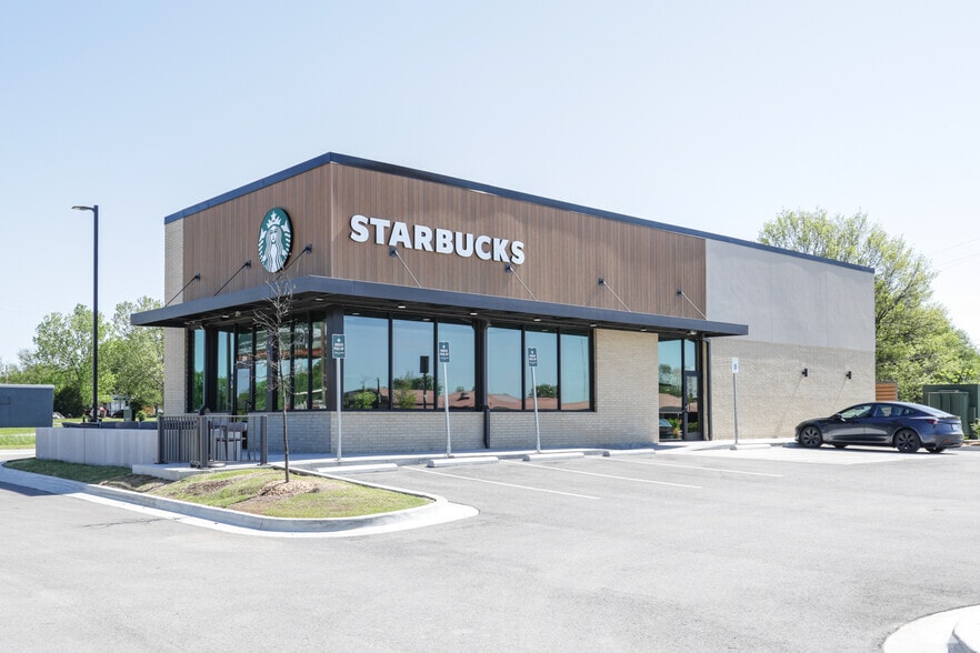 Primary Photo Of 208 Blake Dr, Wagoner Fast Food For Lease