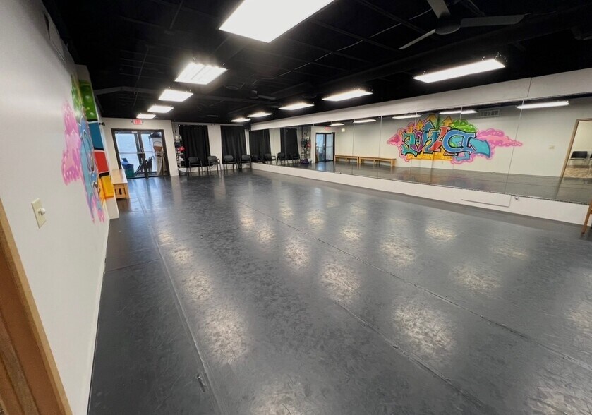 More Photos Of 146 Lake St N, Forest Lake Medical For Lease