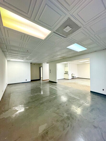 More Photos Of 10606 Shady Trl, Dallas Showroom For Sale