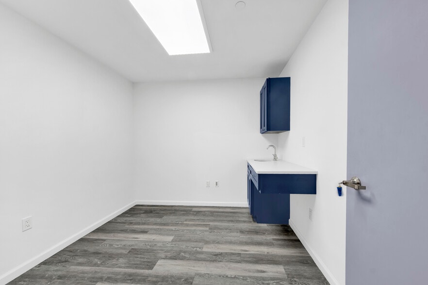 More Photos Of 505 168th 4th Fl St, New York Healthcare For Lease