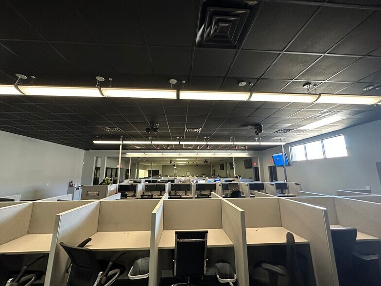 More Photos Of 7330 W 33rd St, Wichita Flex For Lease