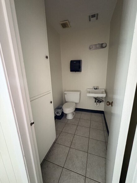 More Photos Of 10612 Hempstead Rd, Houston Unknown For Lease