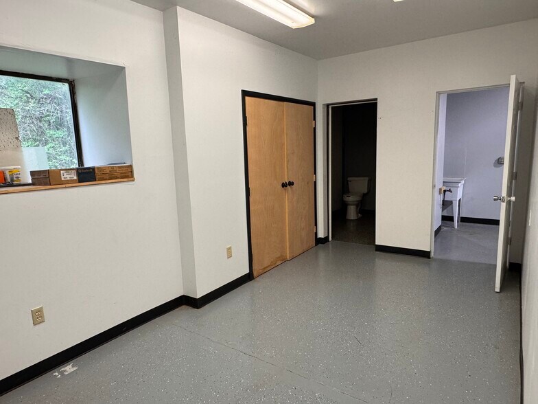 More Photos Of 2013 General Potter Hwy, Centre Hall Showroom For Sale