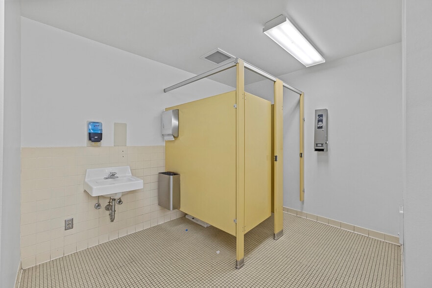 More Photos Of 501 N Olympic Ave, Arlington Bank For Lease