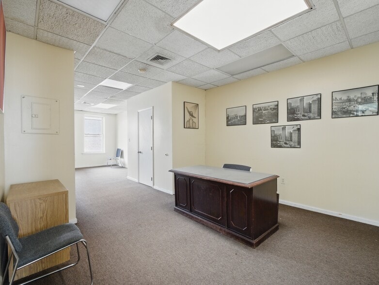 More Photos Of 16 Green St, Newark Office For Lease