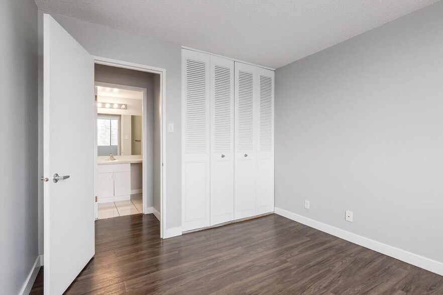More Photos Of 2105 90 Av SW, Calgary Apartments For Lease