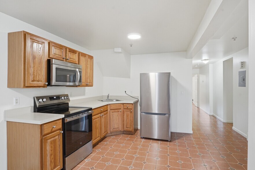 More Photos Of 10 Eastman Ter, Poughkeepsie Apartments For Sale